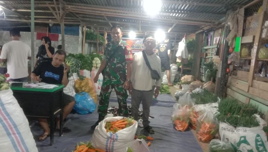 Saat Warga Terlelap, Babinsa Tetap Berpatroli Jaga Kamtibmas di Pasar Induk AKAP