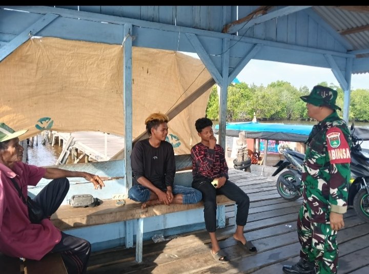 Sabtu 23 Mei 2026, Babinsa Koramil 02/Sungai Apit Komsos di Kampung Penyengat