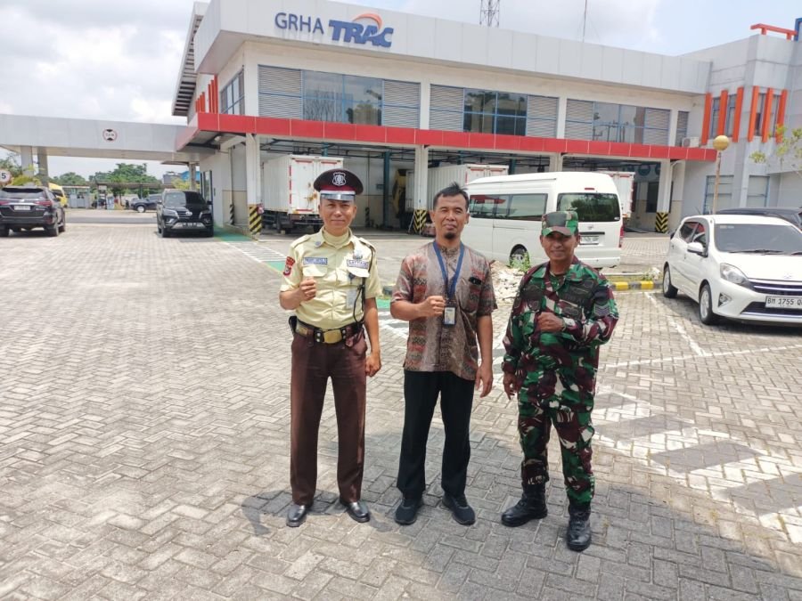 Sambangi Graha TRAC Rent, Babinsa Serma J Tanjung Tekankan Waspada Curanmor dan Pesan Kamtibmas
