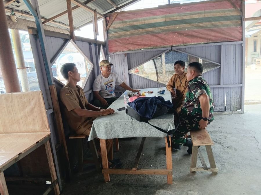 Sambangi Kadus dan RW, Babinsa Serka Sulhairi Sosialisasi Bahaya Kebakaran di Desa Ngaso