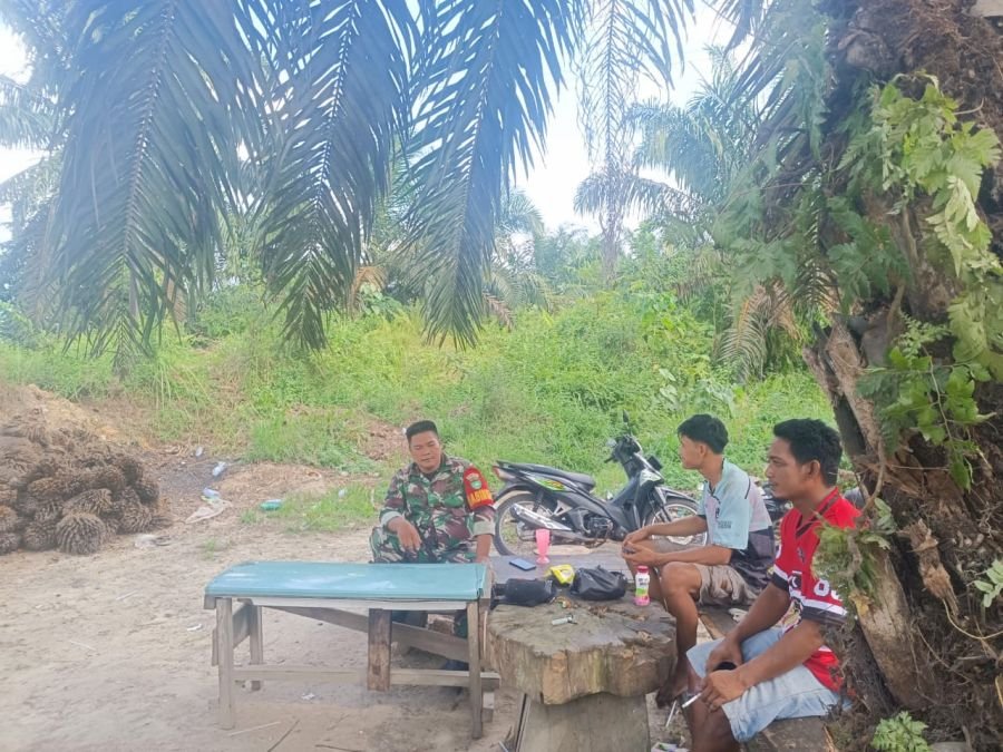 Sambangi Kawasan Perkebunan, Sertu Bujang Karidi Perkuat Komsos Dialogis di Talang Lakat