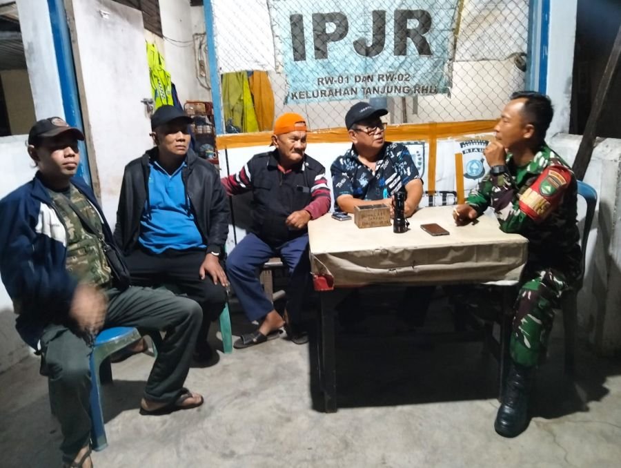 Sambangi Pos Kamling Tanjung Rhu Tengah Malam, Babinsa Koramil 04/Lph Bakar Semangat Warga Jaga Kamt
