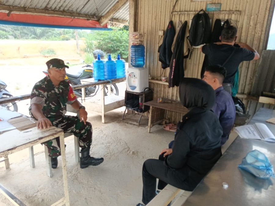 Sambangi Pos Keamanan, Babinsa Sukajadi Gali Informasi Situasi Wilayah