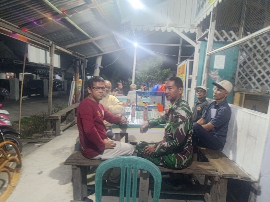Sambangi Poskamling, Babinsa Bangun Kedekatan dan Semangat Warga Jaga Keamanan
