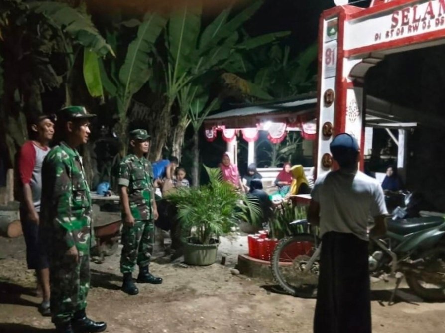 Sambangi Poskamling Tengah Malam, Babinsa di Rokan Hilir Bawakan Kopi untuk Warga