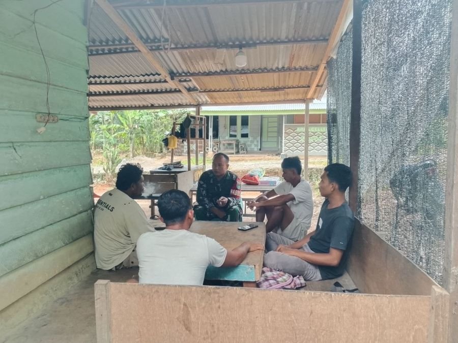 Sambangi Warga Puo Raya, Babinsa Serda Alex  Ajak Jaga Kerukunan dan Antisipasi Gangguan Kamtibmas