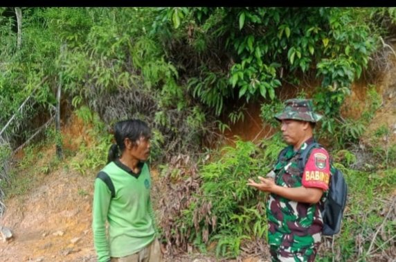 Sambangi Warga Saat Patroli, Babinsa Ingatkan Pentingnya Menjaga Lingkungan