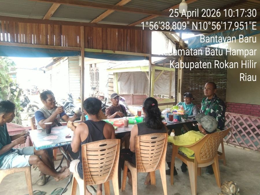 Sambil Duduk Bersama Warga, Babinsa Serda Sanep Edukasi Masyarakat Bantaian Baru Soal Karhutla