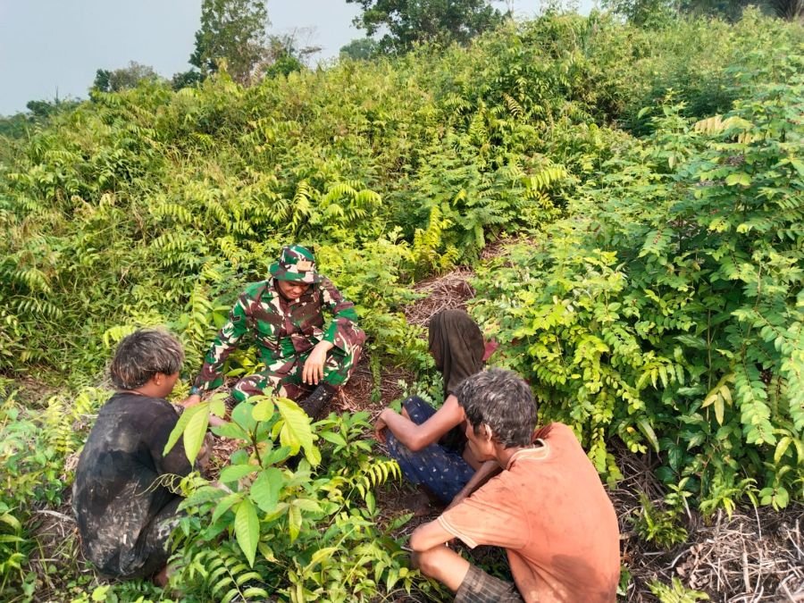 Sambil Istirahat, Babinsa Jalin Komsos dengan Tukang Sumur Bor di Sungai Sibam