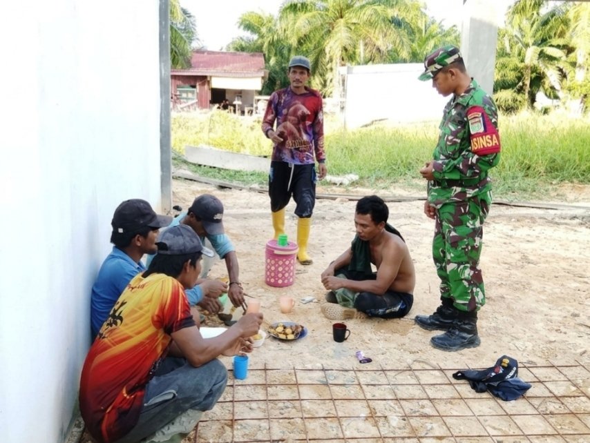 Sambil Istirahat Siang, Babinsa Koramil 01/Bgk Jalin Komsos Bahas Percepatan KDKMP Suak Temenggung