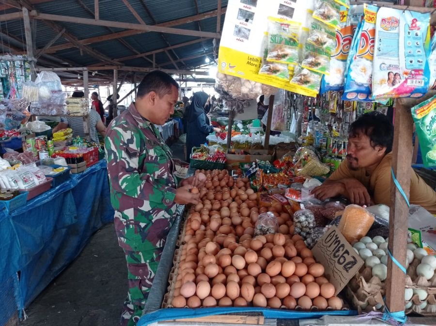 *Sambil Komsos,Babinsa Koramil 06 Siak Hulu Cek Harga Sembako di Pasar Tradisional*