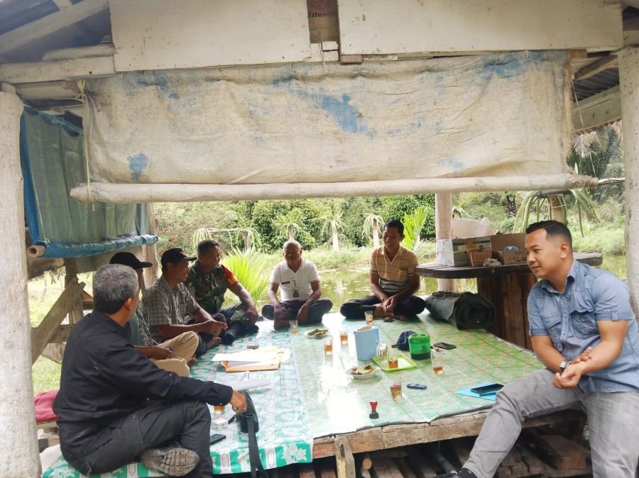 SAMBIL MENIKMATI SECANGKIR KOPI BABINSA LAKUKAN PENDEKATAN KEPADA WARGA BINAAN .