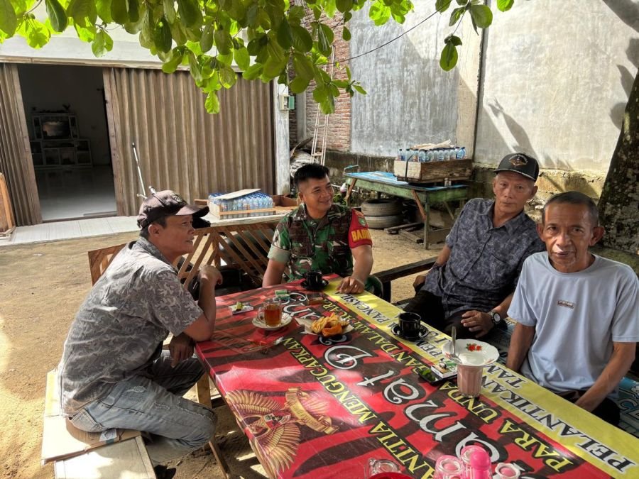 SAMBIL MENIKMATI SECANGKIR KOPI BABINSA LAKUKAN PENDEKATAN KEPADA WARGA BINAAN