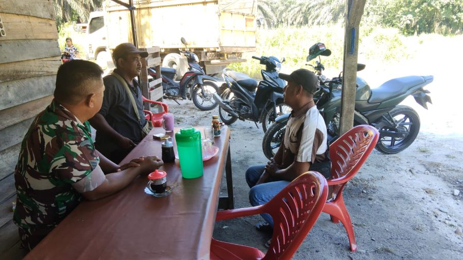 Sambil Menikmati Secangkir Kopi, Serka Hendra Arena Babinsa Koramil 01/Bangkinang Jalin Keakraban de
