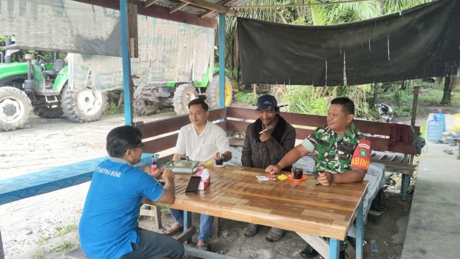 Sambil Menikmati Secangkir Kopi, Serka Hendra Arena Babinsa Koramil 01/Bangkinang Gelar Komsos Hanga