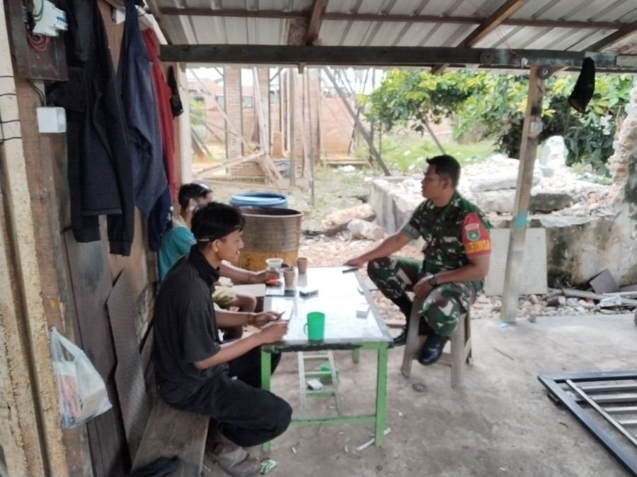 Sambil Ngopi Bareng, Babinsa Koramil 08/Tandun Serap Aspirasi dan Keluhan Warga