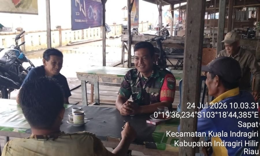 Sambil Ngopi Pagi, Babinsa 04/Kuindra dan Warga Sapat Komsos Bahas Keamanan Lingkungan