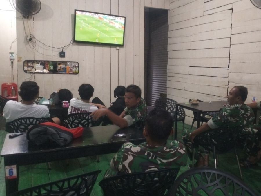 Sambil Nobar Piala Dunia 2026, Anggota Koramil 01/Bangko Gelar Komsos dan Patroli Kamtibmas Bersama