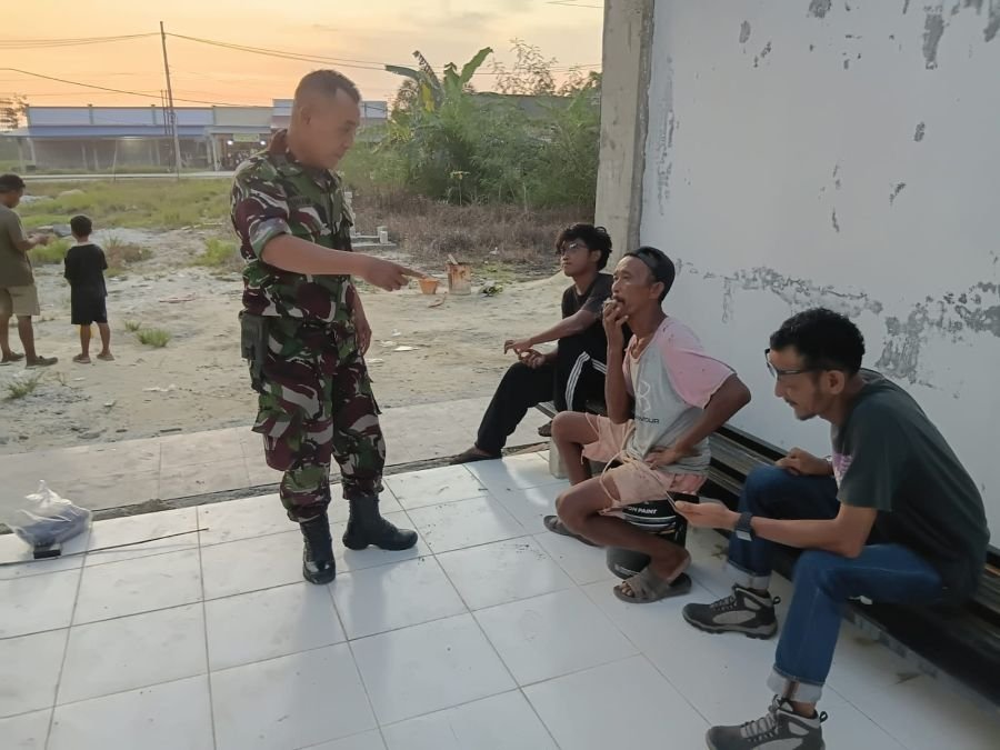 Sambil Santai,Babinsa Koramil 06 Siak Hulu Komsos Dengan Warga Desa Binaan