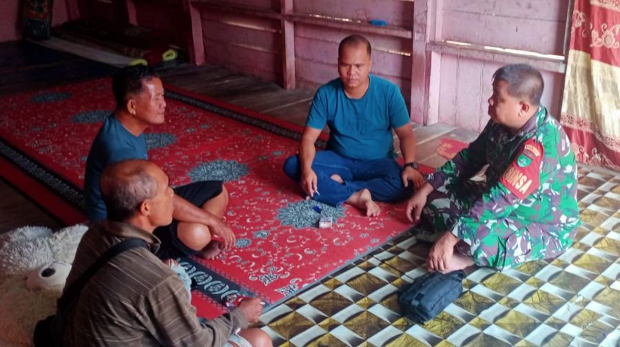 Sambil Santai,Babinsa Koramil 06 Siak Hulu Komsos Dengan Warga Desa Binaan