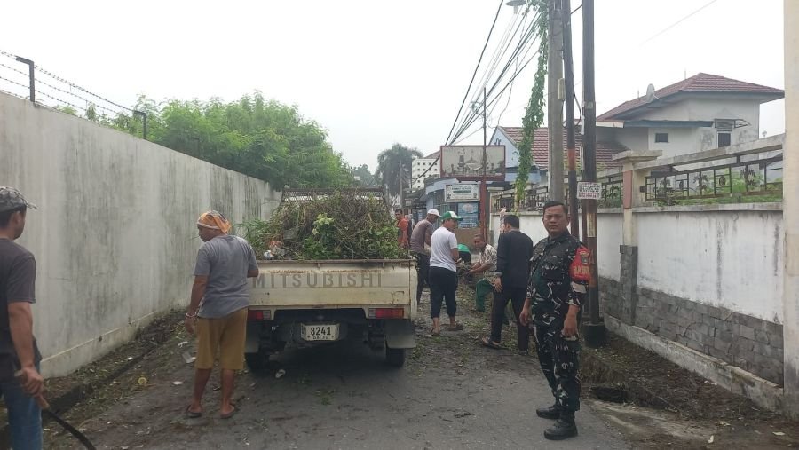 Sambut Hari Sumpah Pemuda ke-98, Babinsa dan Warga Marpoyan Damai Gotong Royong serta Tanam Pohon