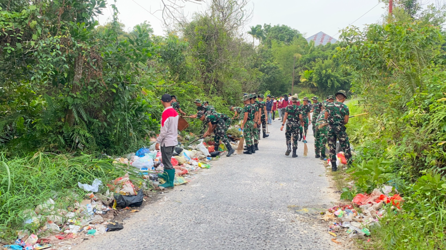 Sambut HUT Ke-1 Kodam XIX, Yonif TP 898/PC Turun Bersihkan Lingkungan,  Bersihkan Tumpukan Sampah