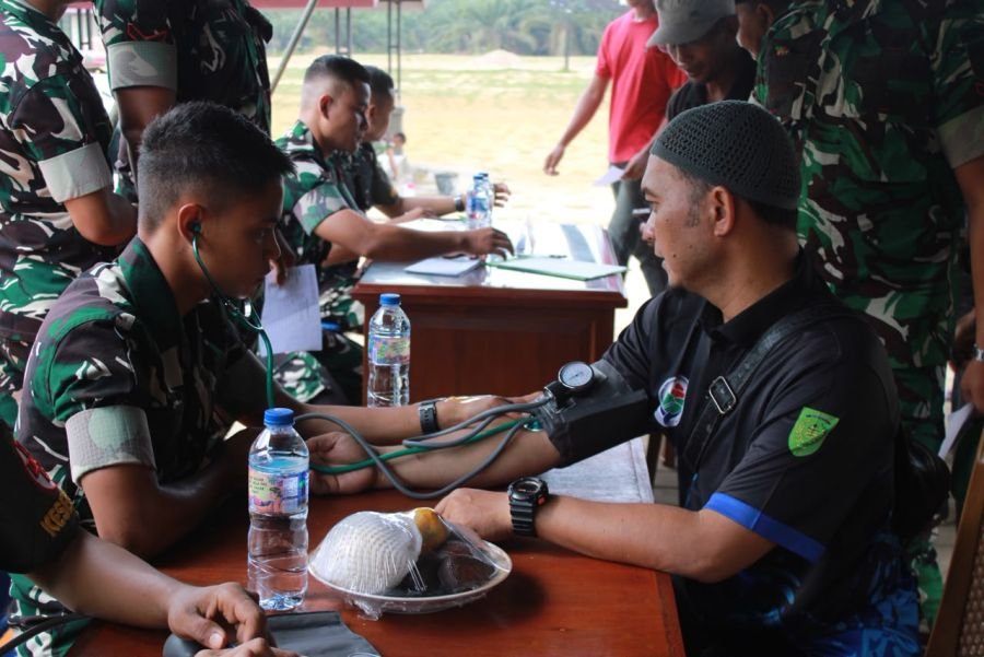 Sambut HUT Ke-1, Yonif TP 850/SC Layani Warga Berobat Gratis