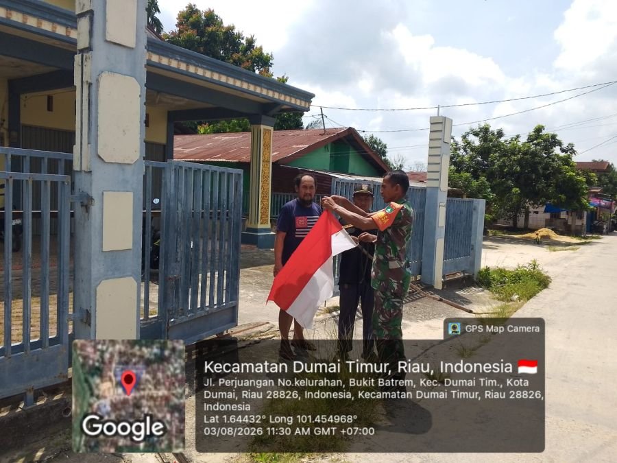 Sambut HUT ke-81 Kemerdekaan RI, Babinsa Bukit Batrem Brsma Ketua RT Ajak Warga Kibarkan Merah Putih