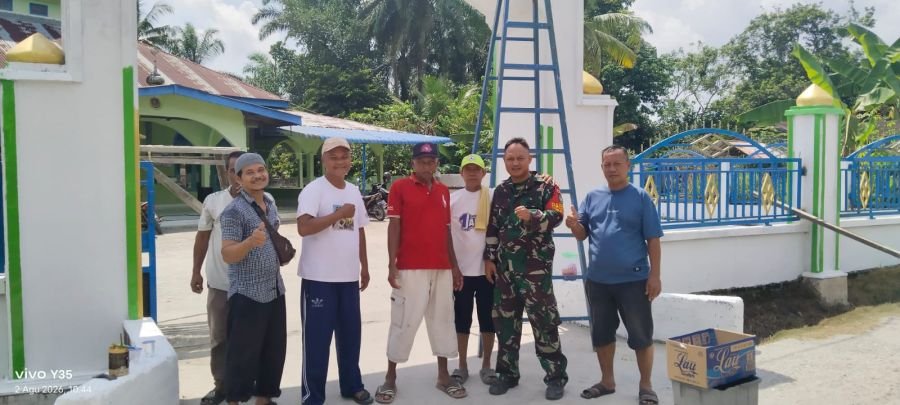 Sambut HUT ke-81 Kemerdekaan RI, Babinsa Kelurahan Bukit Kapur Pimpin Gotong Royong Bersama Warga
