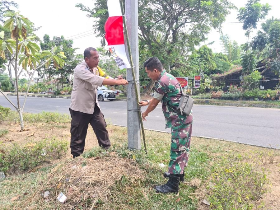 Sambut HUT ke-81 RI, Babinsa dan Bhabinkamtibmas Kompak Bagikan Bendera Merah Putih di Kampung Melay