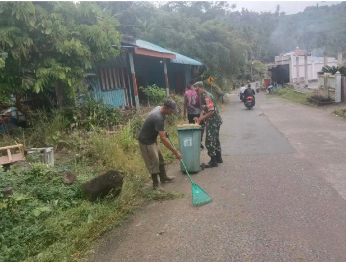 Sambut HUT Ke-81 RI, Babinsa Koramil 04/Letung Ikuti Gotong Royong di Tanjung Pring