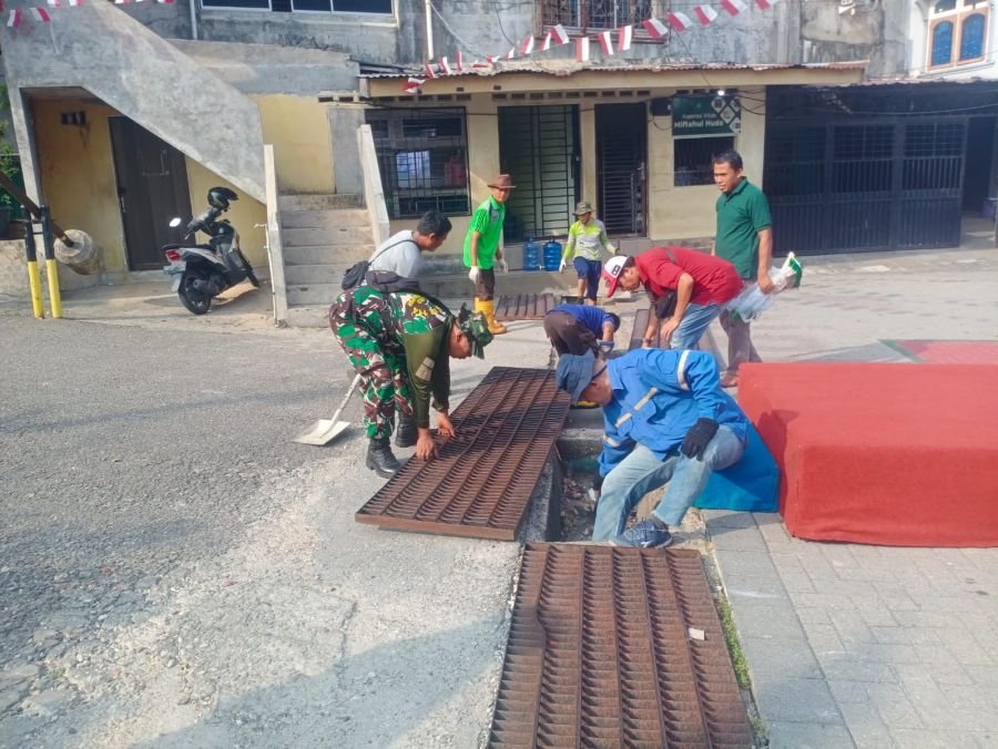 Sambut HUT ke-81 RI, Babinsa Koramil 05/Sail Bersama Warga Gelar Gotong Royong