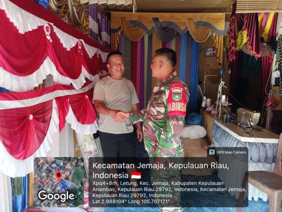 Sambut HUT ke-81 RI, Babinsa Sertu Olih Solih Pantau Penjualan Bendera Merah Putih dan Beri Motivasi