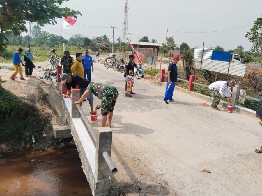 Sambut HUT ke-81 RI, Babinsa Sungai Sibam Kompak Gotong Royong Percantik Jembatan