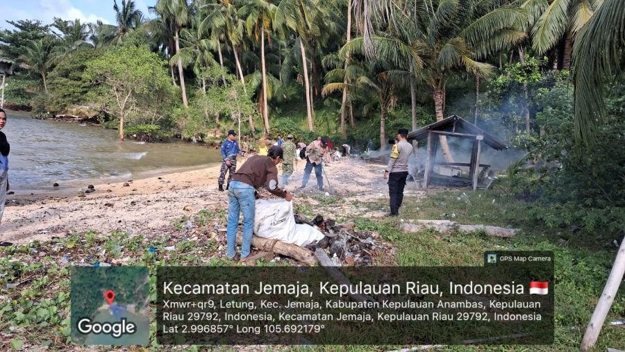 Sambut HUT Ke-81 RI, Personel Koramil 04/Letung Bersama TNI-Polri dan Warga Bersihkan Pantai Teluk K