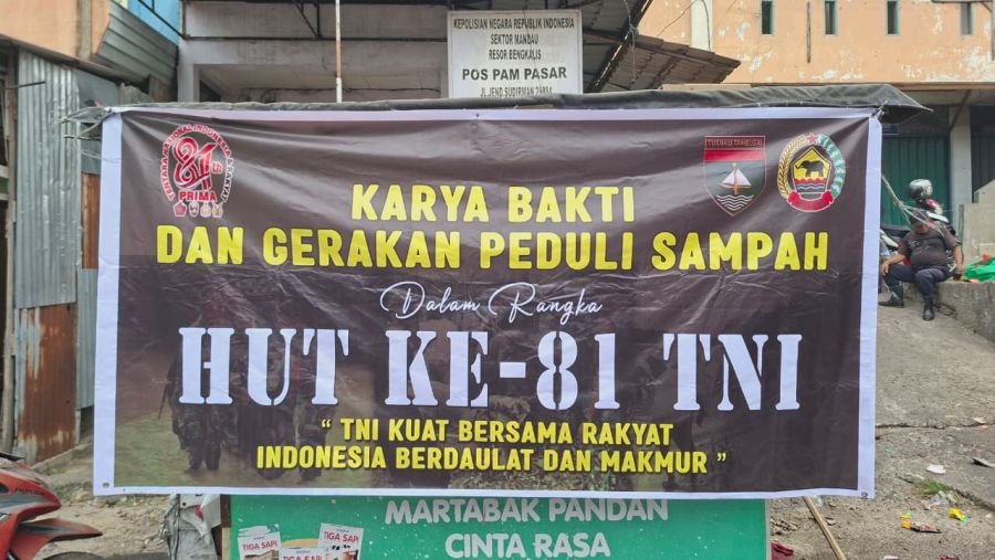 SAMBUT HUT KE-81 TNI, KORAMIL 03/MANDAU GELAR KARYA BAKTI DAN GERAKAN PEDULI SAMPAH DI PASAR DURI