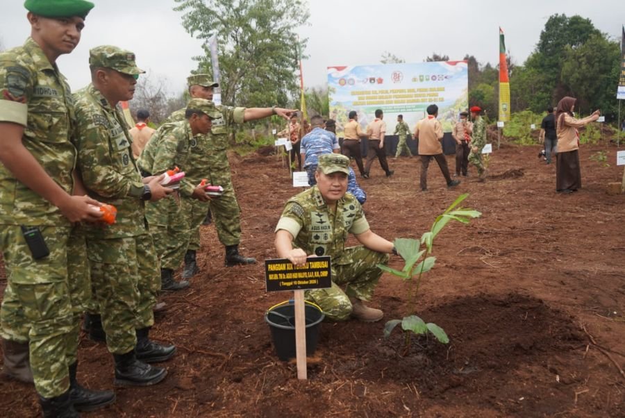 Sambut HUT ke-81 TNI, Pangdam XIX/Tuanku Tambusai Bersama TNI-Polri dan Buruh Tanam Pohon di Siak