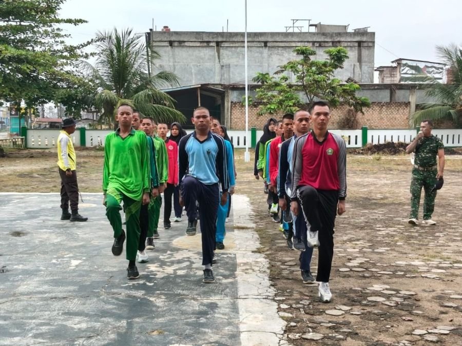 Sambut HUT RI-81 Babinsa Koramil 03/Seberida Latih Paskibra Tingkat Kecamatan