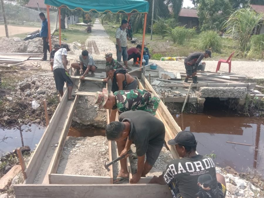 Sambut HUT RI ke-81, Babinsa Koramil 04/Rupat Gotong Royong Bangun Jembatan Merah Putih
Rupat, 16 Ag
