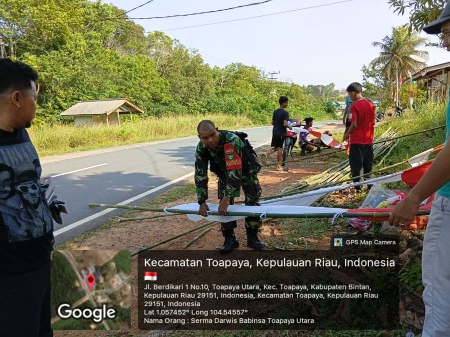 Sambut HUT RI ke-81, Babinsa Toapaya Utara Pimpin Gotong Royong Bersihkan Lapangan dan Pasang Umbul-