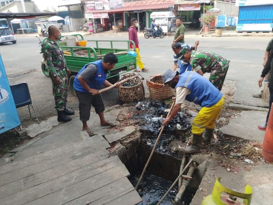 Sambut HUT TNI KE-81, Koramil 01/Rengat Gelar Karya Bakti Dan Gerakan Peduli Sampah Dipasar Rengat