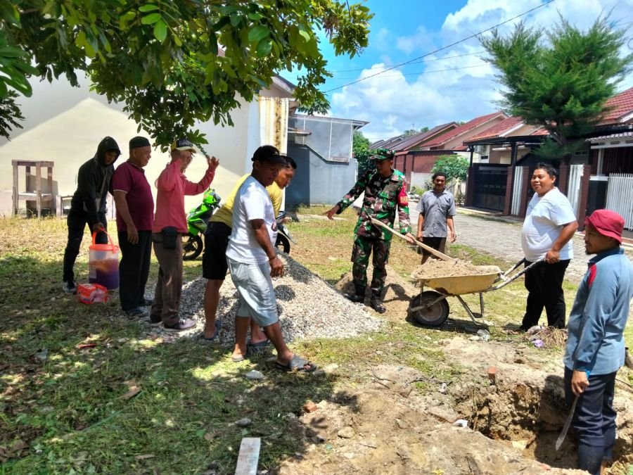 Sambut Idul Adha 1447 H, Babinsa Serda Bagiyo Bersama Warga Sidomulyo Timur Gelar Gotong Royong