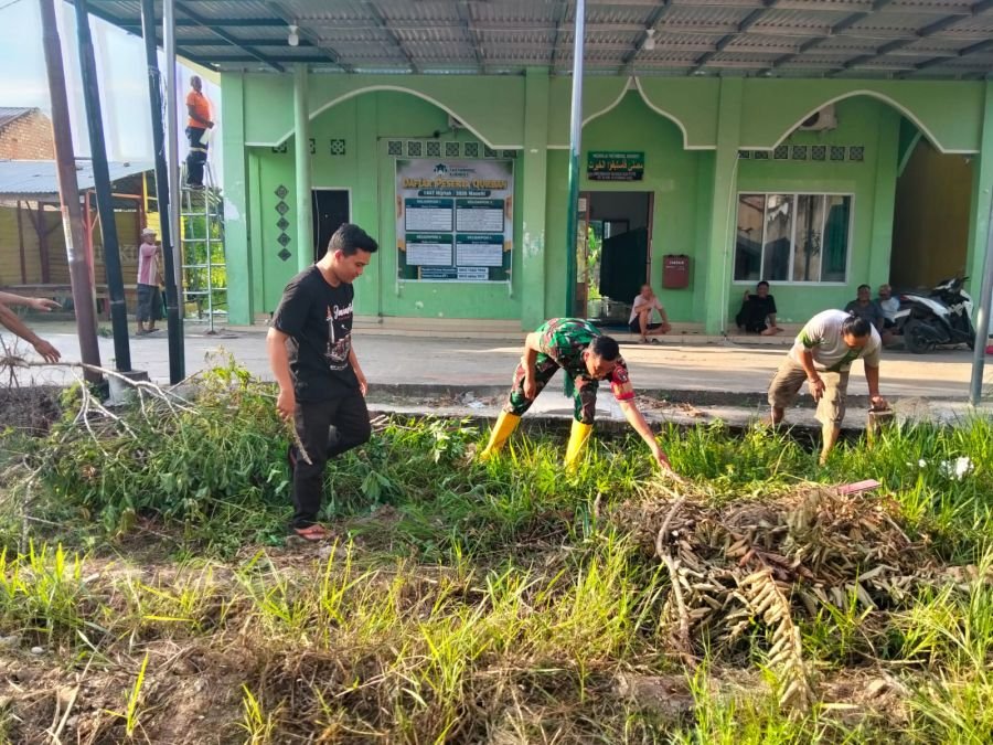 Sambut Idul Adha, Babinsa dan Warga Kompak Bersihkan Lingkungan Masjid
