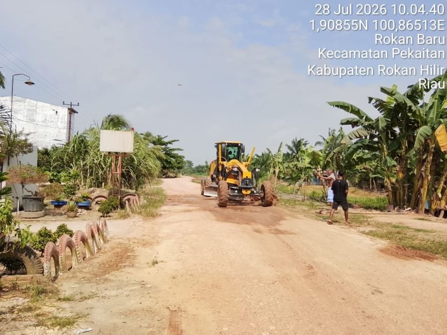 Sambut Lomba Tingkat Mabesad, Babinsa Koramil 01/Bangko Pantau Pemerataan Jalan Kampung Pancasila