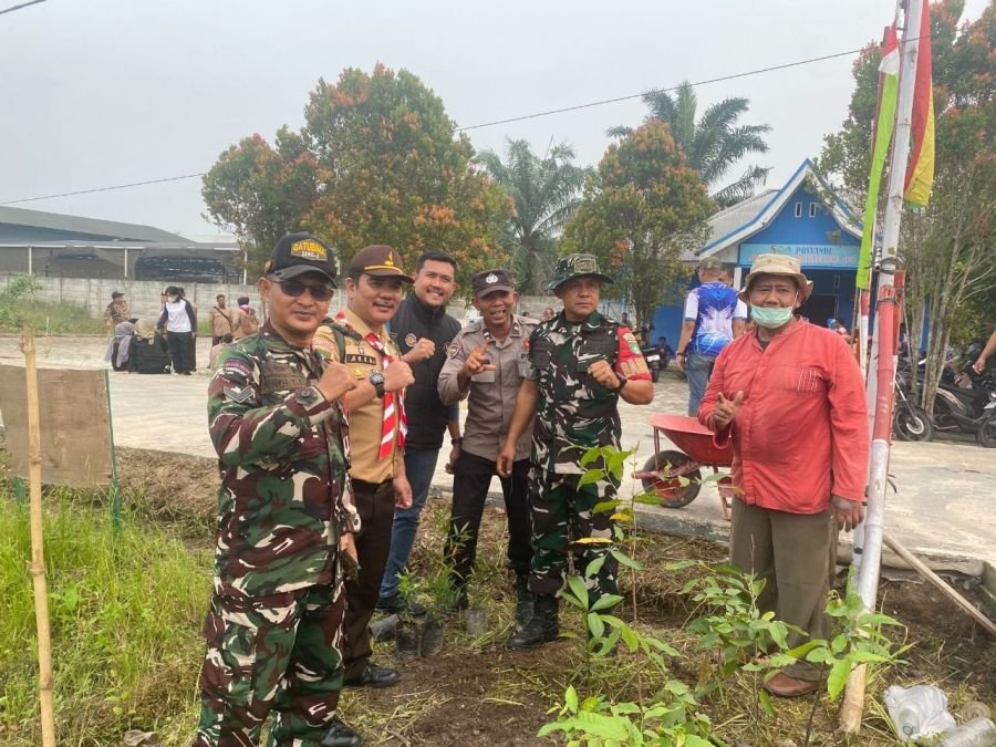 Sambut Sumpah Pemuda, Babinsa dan Warga Kulim Bersatu Wujudkan Lingkungan Bersih dan Hijau