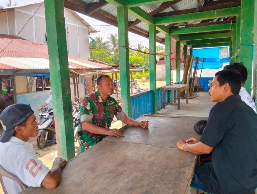 Sampah Ancam Aliran Sungai, Sertu Suratno Babinsa 01/Tembilahan Ajak Warga Tingkatkan Kepedulian
