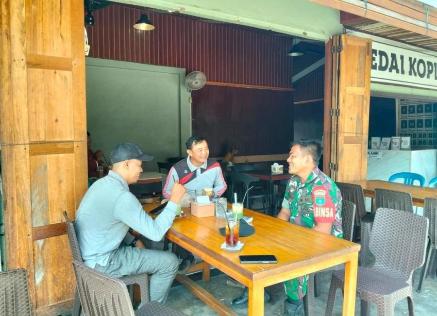 Sarapan Bersama, Babinsa 01/Tembilahan Sertu Abd. Ali Sabri Pererat Sinergi dengan Tokoh Masyarakat