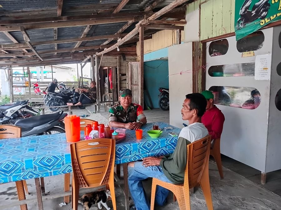Sarapan Bersama Jadi Cara Babinsa 01/Tembilahan Serka M. Yasin Pererat Sinergi dengan Mitra Karib