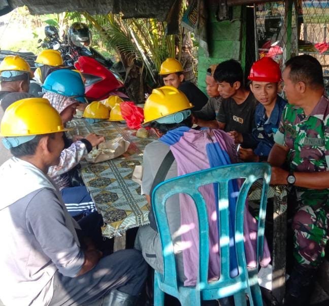 Sarapan Bersama Pekerja, Serka M. Yasin Babinsa 01/Tembilahan Tekankan Keselamatan Kerja
