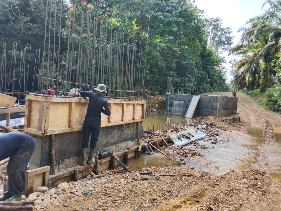 Sasar Sisi Seberang, Satgas Kodim 0313/KPR Bongkar Pasang Mal dan Langsung Cor Sayap Kiri Jembatan R